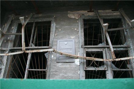 Еще можно рассмотреть охранный знак памятника архитектуры, фото с сайта derybanu.net Еще можно рассмотреть охранный знак памятника архитектуры, фото с сайта derybanu.net