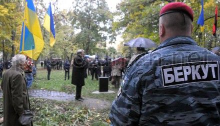 Учасники акції подякували міліції за охорону порядку Учасники акції подякували міліції за охорону порядку