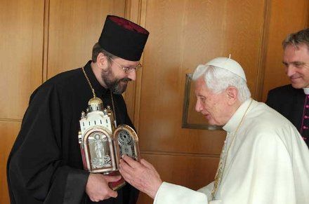 Глава УГКЦ подарував Папі Римському від українських прочан лампаду у вигляді собору Святої Софії в Римі, фото з сайтУ УГКЦ