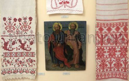Икона ”Апостолы Павел и Петр” (нач.XIX века. Дерево, масло), представленная на открытии выставки ”Народная икона Полесья” Икона ”Апостолы Павел и Петр” (нач.XIX века. Дерево, масло), представленная на открытии выставки ”Народная икона Полесья”