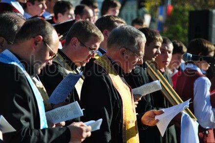 У центрі Львова кілька тисяч людей молилися за чесні вибори (фото)