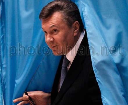Victor Yanukovych voted in Kyiv in Obolon district