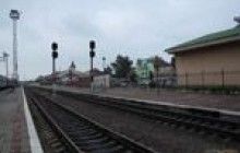 Чоловік розбив голову, впавши з перону на колію