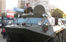 У Харкові кандидат-мажоритарник пробивається до Верховної Ради на бронетранспортері
