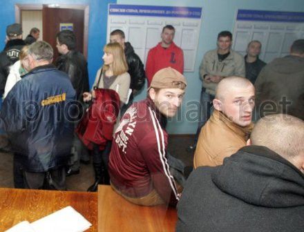 Невідомі заблокували будівлю Київського суду (фото) Невідомі заблокували будівлю Київського суду (фото)