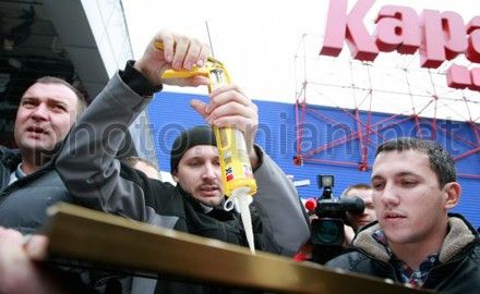 У «Каравана» из-за Мазурка милиция подралась с людьми Корчинского (фото) У «Каравана» из-за Мазурка милиция подралась с людьми Корчинского (фото)