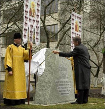 Ющенко на месте, где планировалось восстановить Свято-Николаевский собор, 2009 г. Ющенко на месте, где планировалось восстановить Свято-Николаевский собор, 2009 г.