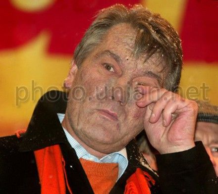 Ющенко виступає перед багатотисячним мітингом. 24 листопада