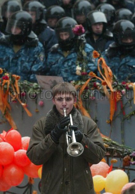 Хлопець грає Гімн України під Адміністрацією Президента