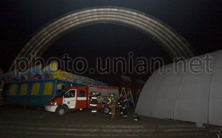 Чоловіки в масках змусили людей лягти на підлогу Чоловіки в масках змусили людей лягти на підлогу