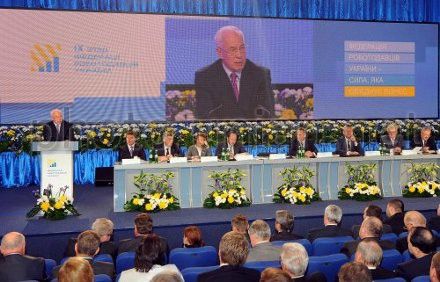 Премьер-министр Украины Николай Азаров выступает на ІХ съезде Федерации работодателей Украины, 27 ноября 2012 г. Премьер-министр Украины Николай Азаров выступает на ІХ съезде Федерации работодателей Украины, 27 ноября 2012 г.
