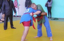 Чоловіки та жінки боролись ... на поясах