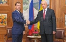 Медведев написал Азарову телеграмму, вспомнив о "братских народах"