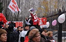 Біля лікарні з Днем народження Тимошенко вітають її прихильники