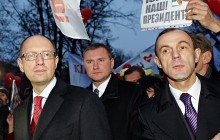 Лідери опозиції прийшли до Тимошенко з трояндами