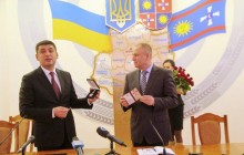 На пам‘ять про Вінницю Гройсман вручив Джизі орден