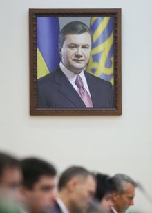 Янукович записал видео и улетел в Индию