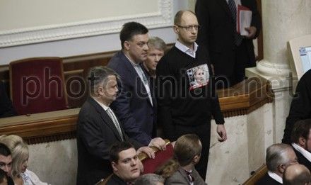 Арсеній Яценюк посипав голову попелом і подякував тим, хто виштовхував його 