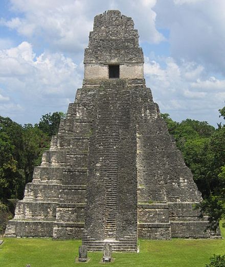 Храм Тикаль. / Фото: Raymond Ostertag из Википедии