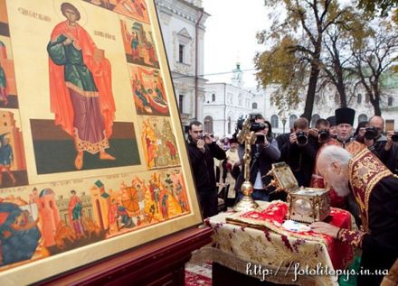 Киев посетила великая православная святыня - честная глава великомученика Пантелеимона