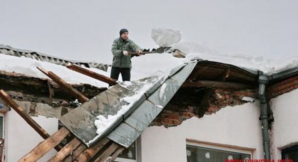 провалившаяся крыша домика. провалилась крыша от снега. крыша пятиэтажки. обрушение кровли частного дома. провал крыши от снега.