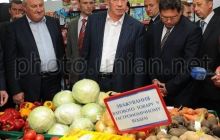 Азаров обещает, что дешевой капусты в этом году будет достаточно