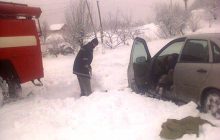 Еменесники «розтягують» затори і витягають машини із заметів