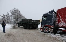 Фуру викинуло з траси на узбіччя