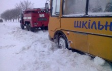 Негода спиняє рейсові автобуси та «швидкі» і валить будинки