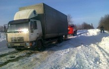 Рятувальники автотягачем тягнули по слизькій дорозі далекобійників