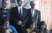 Олексій Порошенко-молодший дарував дітям солодощі