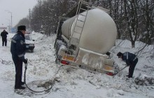 20-тонну цистерну зі шротом добу витягали з снігової пастки