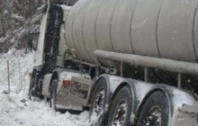 Попри потепління вантажівки буксують у снігових заметах