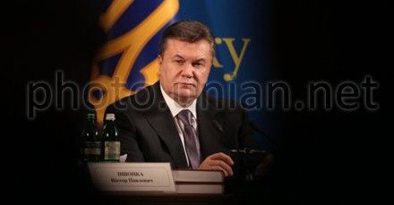 Янукович призвал уважать павших за Независимость Украины