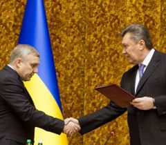 Віктор Янукович і новопризначений голова СБУ Олександр Якименко під час представлення керівному складу Служби безпеки України Віктор Янукович і новопризначений голова СБУ Олександр Якименко під час представлення керівному складу Служби безпеки України
