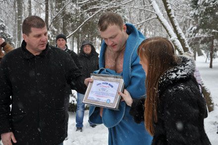 Побито світовий рекорд з перебування голої людини під снігом (фото) Побито світовий рекорд з перебування голої людини під снігом (фото)