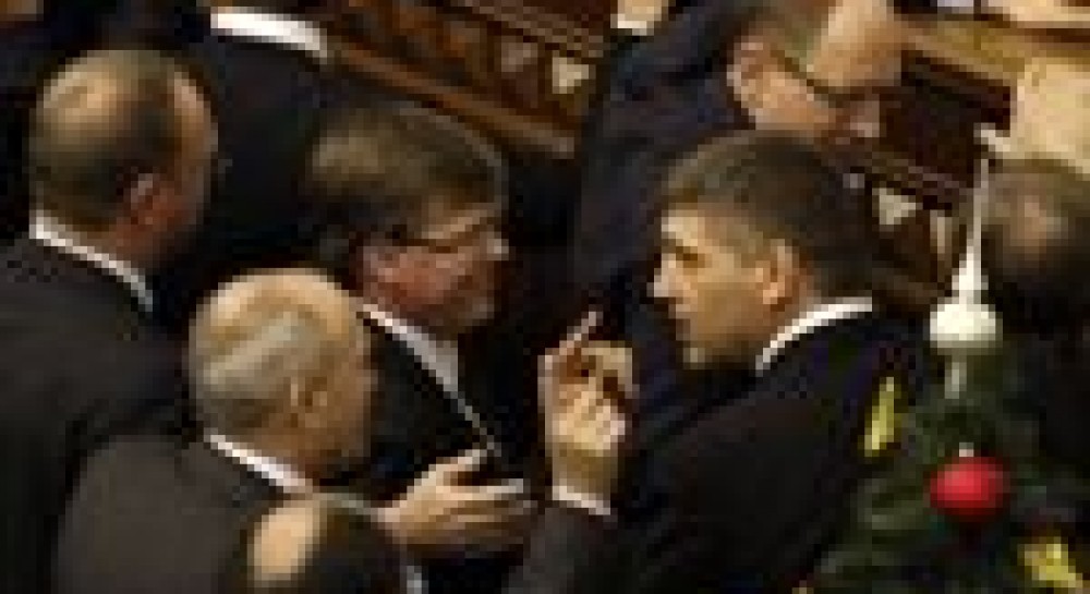 В ВР очередная драка: пострадала новогодняя елка и украшения (фоторепортаж)
