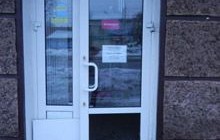 Вінничанин на п’яну голову розбив двері банку