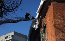 Від снігу обірвався залізний парапет 