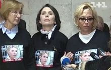 Соратниця Тимошенко показала синці і розповіла, що їх тягли, як худобу (доповнена)