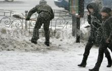 Попов просит городские службы не зевать и посыпать улицы