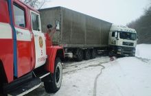 На Тернопільщині фура з пробитим баком перекрила міжнародну трасу (фото)