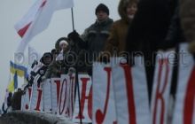 Сторонники поддержали Тимошенко живой цепью на мосту (фото)