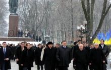 Янукович возложил цветы к памятникам Шевченко и Грушевскому