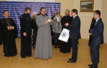 Владика Симеон окропив святою водою суд