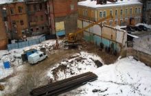 Активисты снесли строительный забор в Десятинном переулке