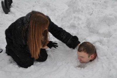 Фото Девушка в красной беретке пробирается сквозь сугробы