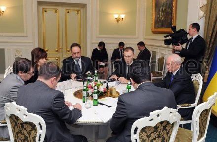 Прем`єр-міністр України Микола Азаров, міністр фінансів Юрій Колобов (другий праворуч) та керівник місії Європейського департаменту МВФ Крістофер Джарвіс (ліворуч) під час зустрічі в Києві, 7 лютого 2013 Прем`єр-міністр України Микола Азаров, міністр фінансів Юрій Колобов (другий праворуч) та керівник місії Європейського департаменту МВФ Крістофер Джарвіс (ліворуч) під час зустрічі в Києві, 7 лютого 2013
