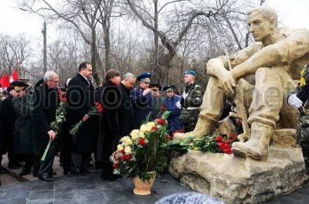 Учасники урочистого мітингу з нагоди 24-ї річниці виведення військ з Афганістану біля Меморіалу воїнам-інтернаціоналістам в Одесі Учасники урочистого мітингу з нагоди 24-ї річниці виведення військ з Афганістану біля Меморіалу воїнам-інтернаціоналістам в Одесі