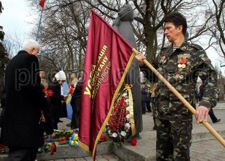 Покладання квітів до пам`ятника Скорботної матері в Ужгороді Покладання квітів до пам`ятника Скорботної матері в Ужгороді